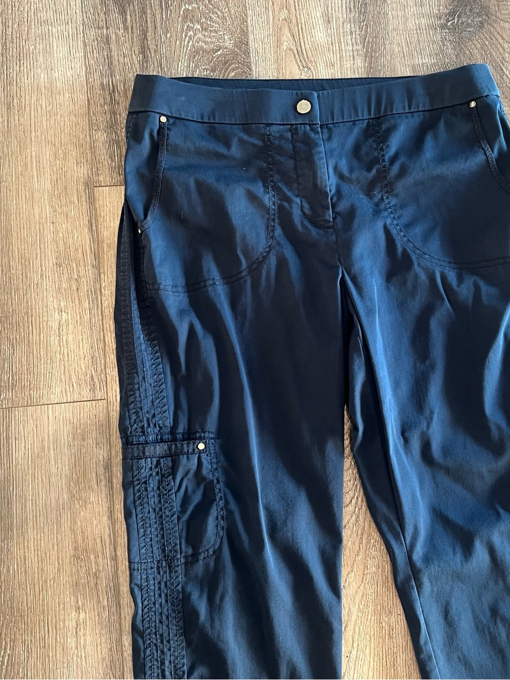 Chico’s Zenergy Size 0 (US 4) Navy Utility Cargo Crop Pants Roll Tab Hem - Picture 2 of 8